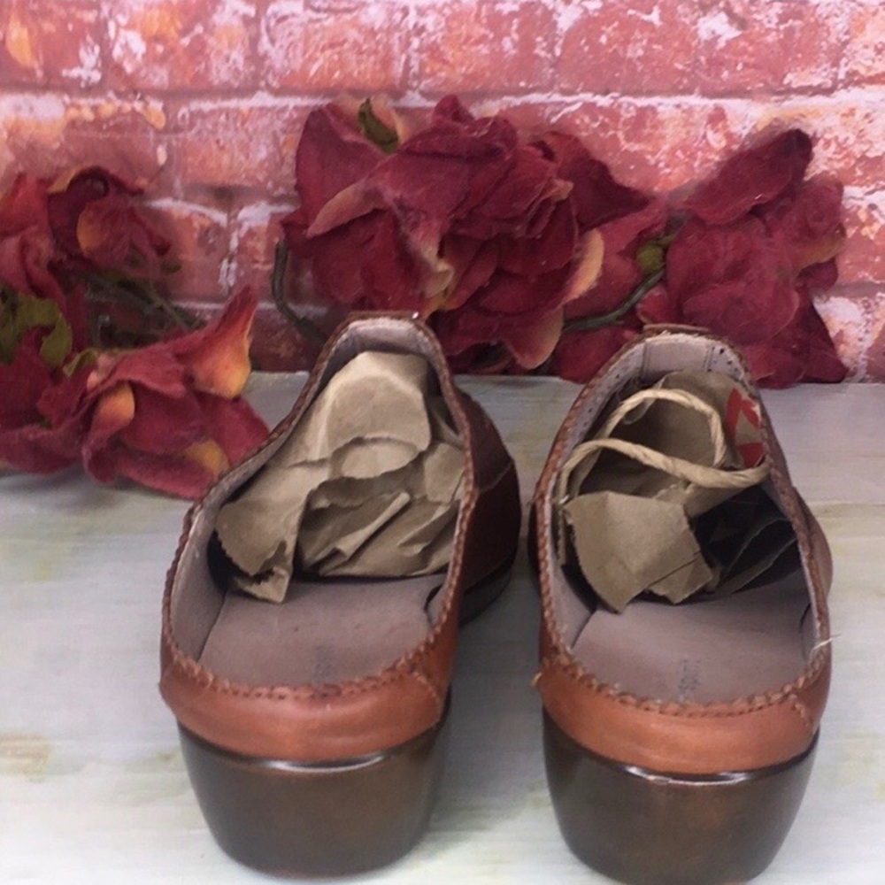 Easy Spirit  Cognac Leather Closed Toe Floral Cutout Comfort Mules - Picture 7 of 9